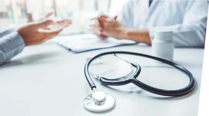 医師とコンサルタントが打ち合わせをしている様子